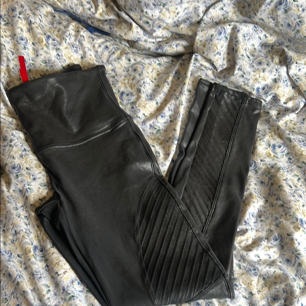 Sleek Black Faux Leather Leggings with Ribbed Accents